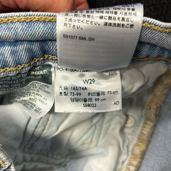 Women’s Levi shorts - Picture 3 of 4